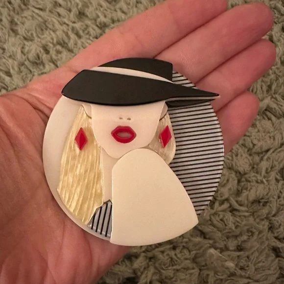 80’s Vintage Style Lady Woman Acrylic Round Pin Brooch - Picture 1 of 4